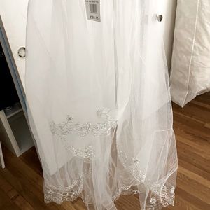 David’s Bridal classic Ivory lace flower bead sequence veil. Brand new w/ tags.